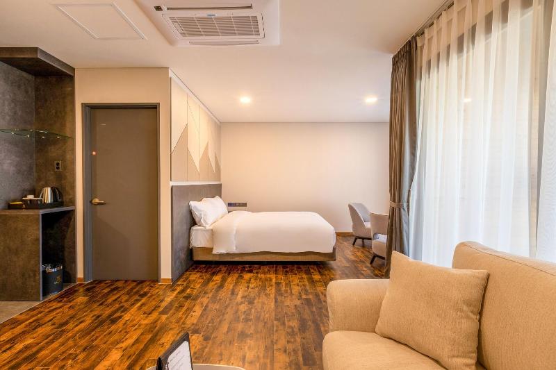 Urbanest Hotel image