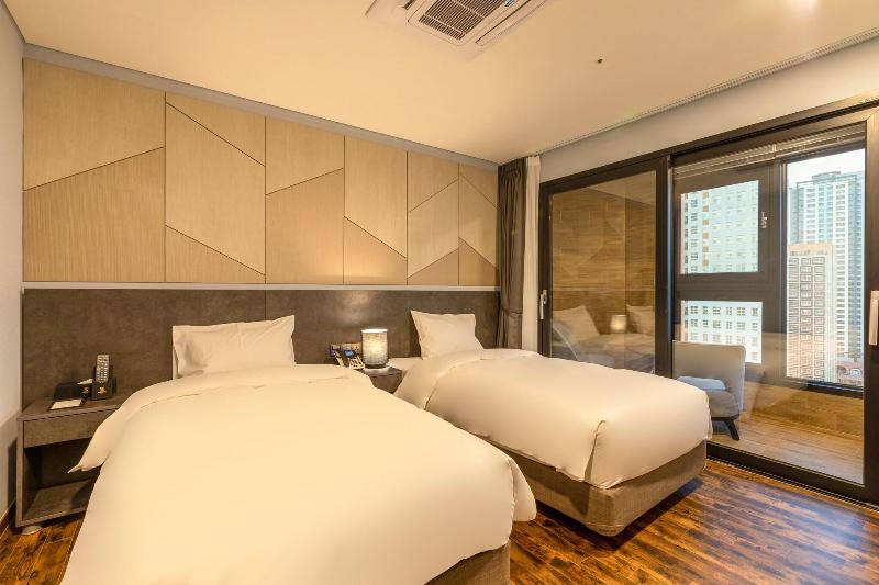 Urbanest Hotel image