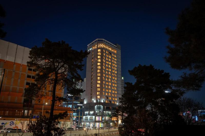 Urbanest Hotel image