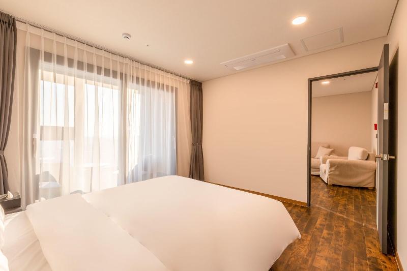 Urbanest Hotel image