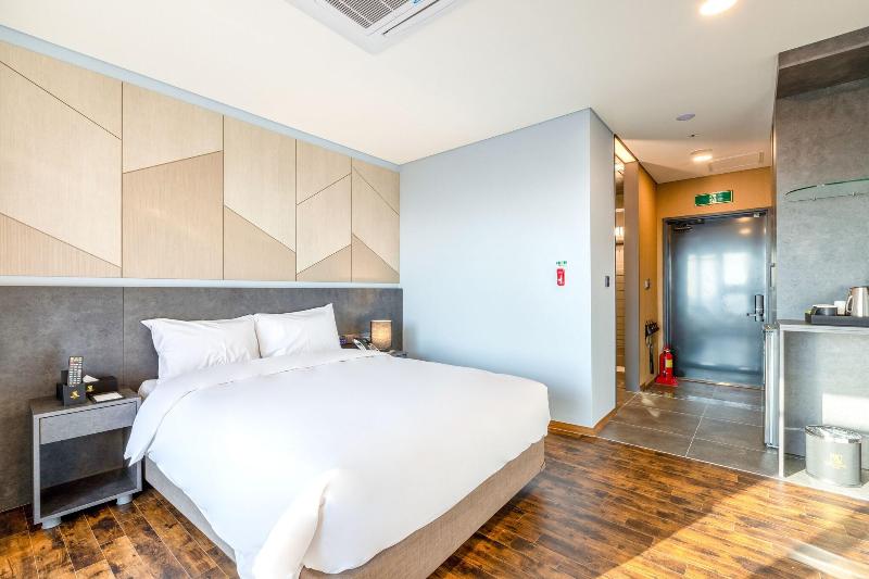 Urbanest Hotel image