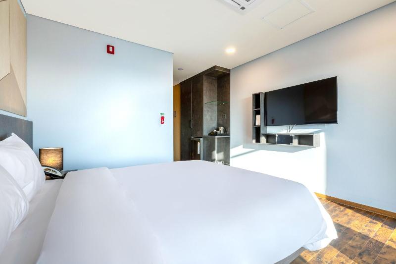 Urbanest Hotel image
