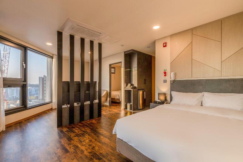 Urbanest Hotel image
