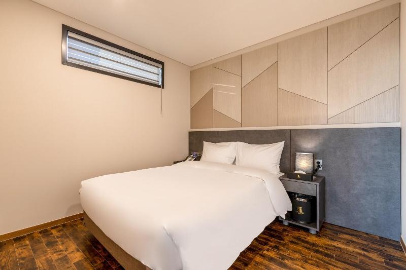 Urbanest Hotel image