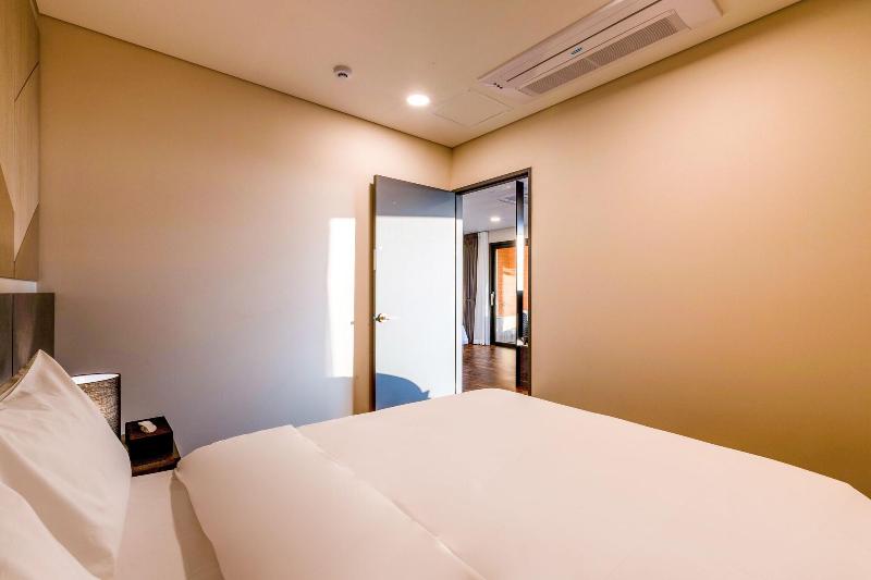 Urbanest Hotel image