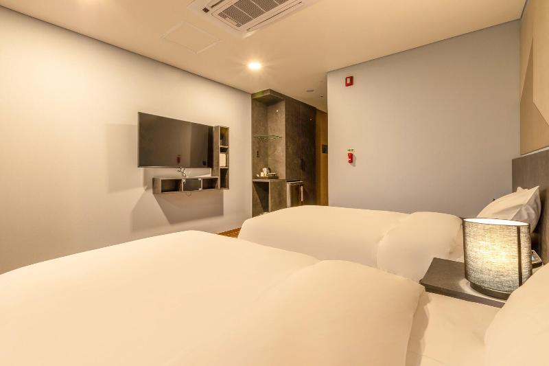 Urbanest Hotel image
