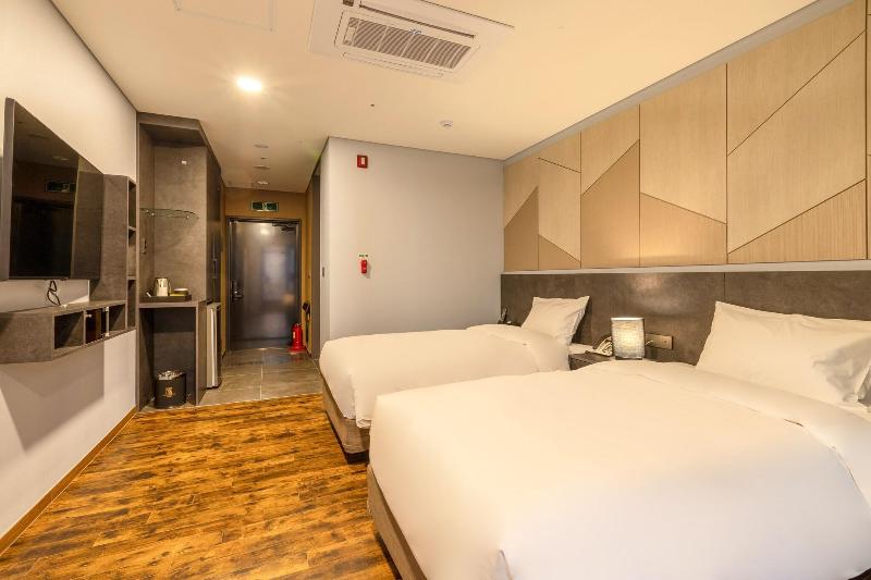 Urbanest Hotel image