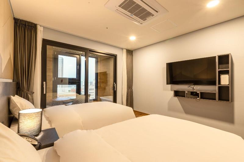 Urbanest Hotel image