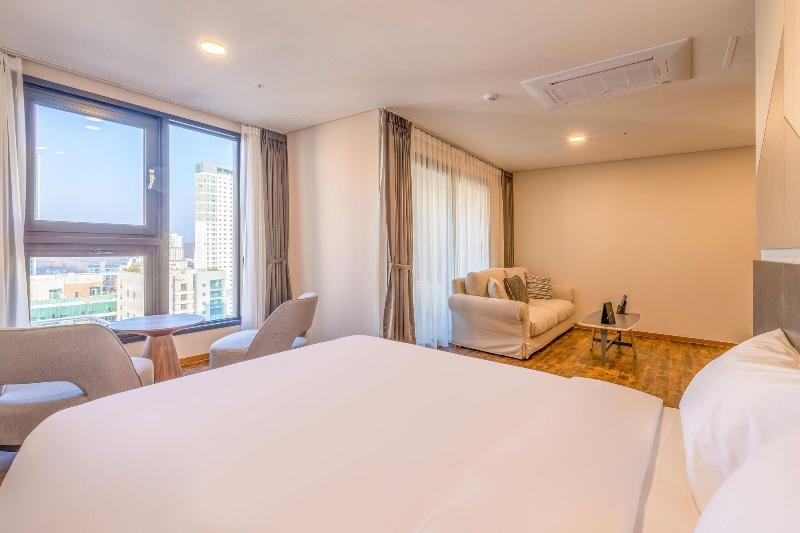 Urbanest Hotel image