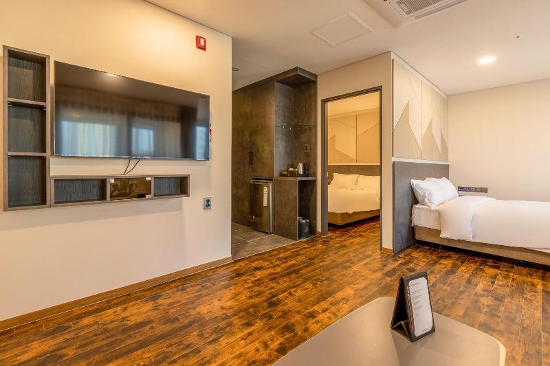 Urbanest Hotel image