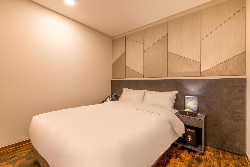 Urbanest Hotel image