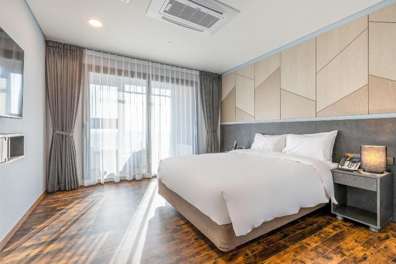 Urbanest Hotel image
