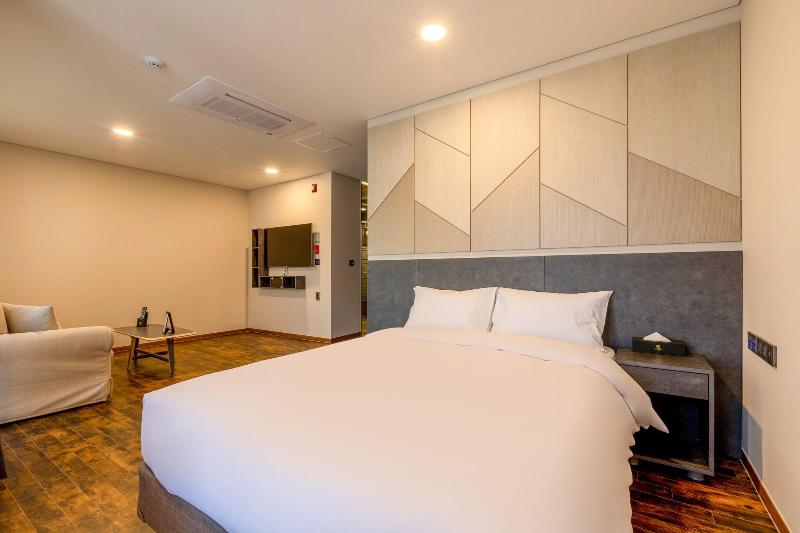 Urbanest Hotel image