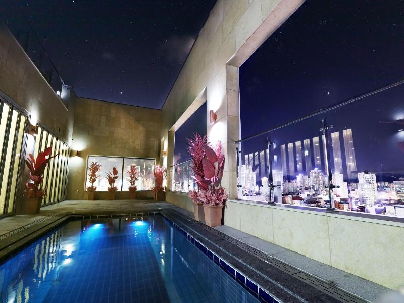 Ashton Hotel image