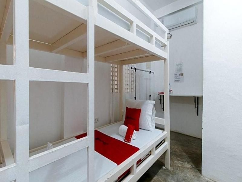 Reddoorz @ Camp Saint John Hotel La Union image
