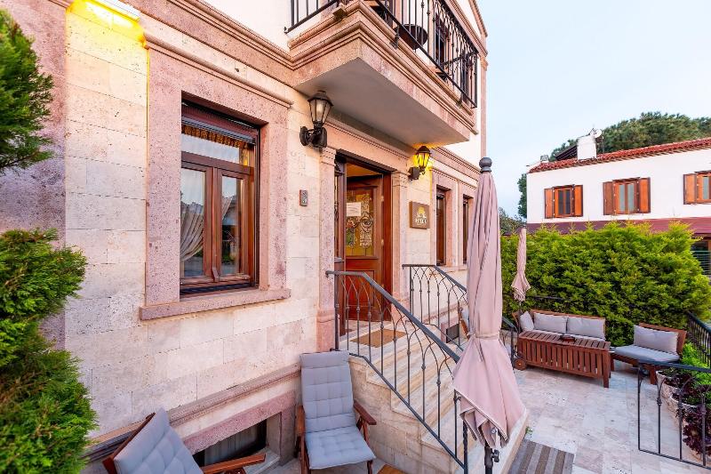 Parna Hotel — exterior view