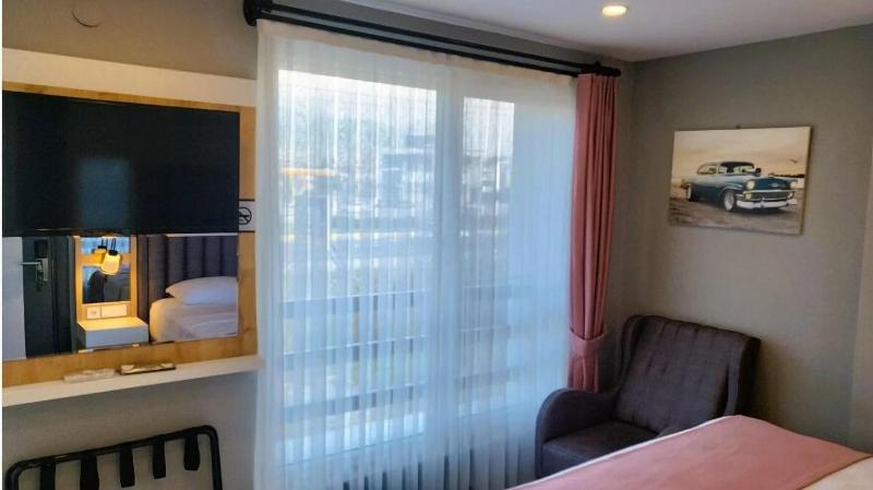 L'opera Deluxe Hotel image
