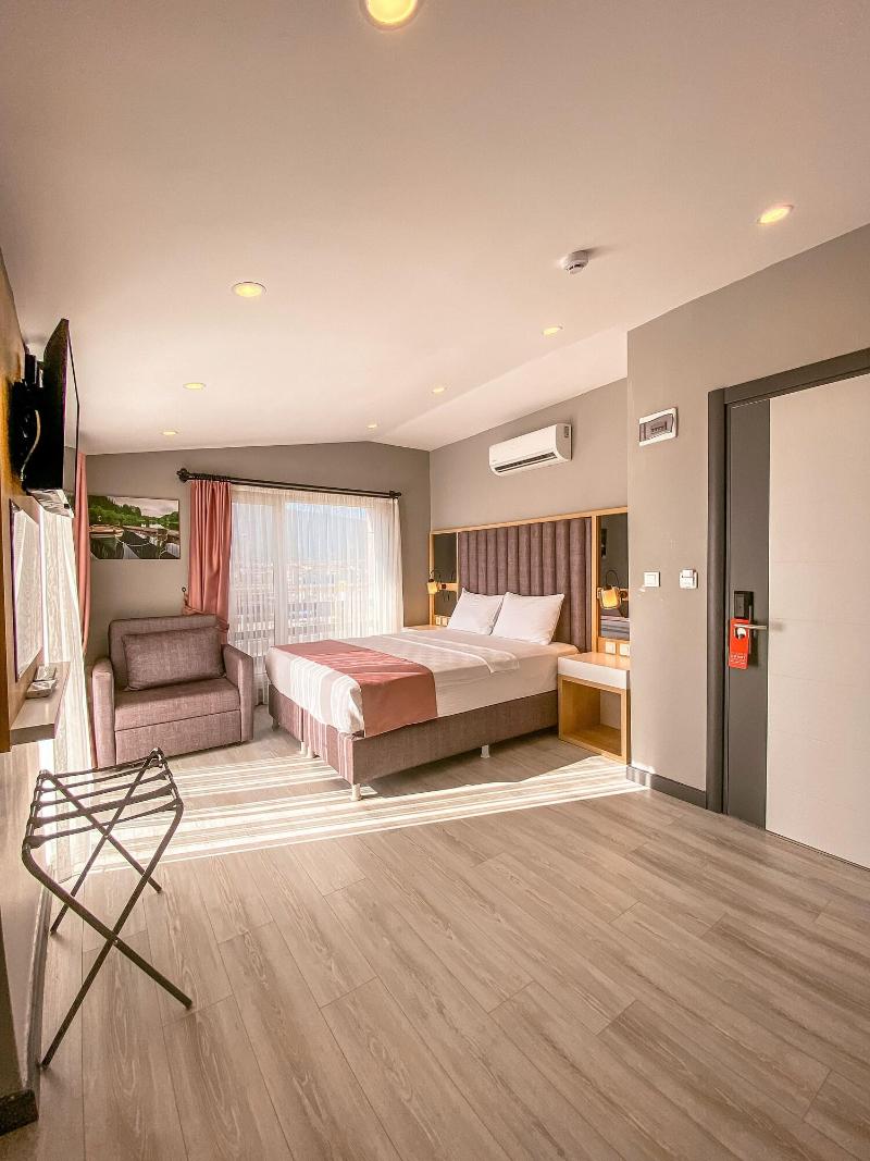 L'opera Deluxe Hotel image