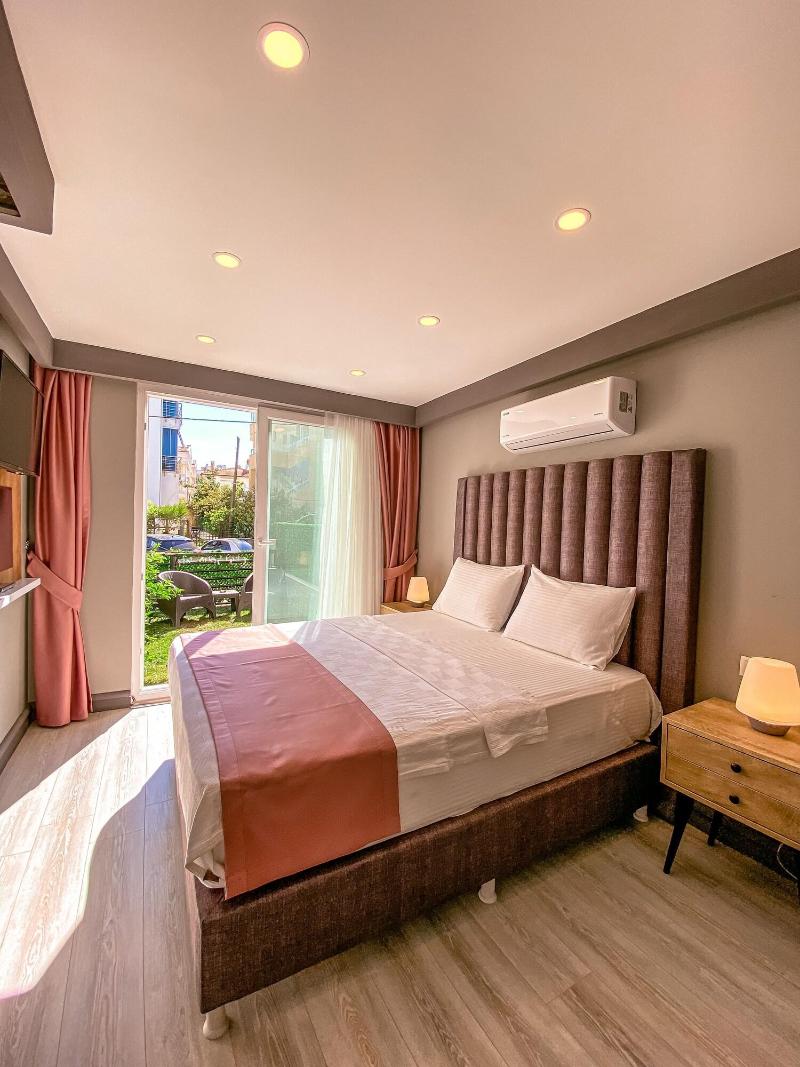 L'opera Deluxe Hotel image