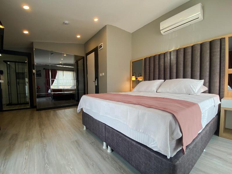 L'opera Deluxe Hotel image
