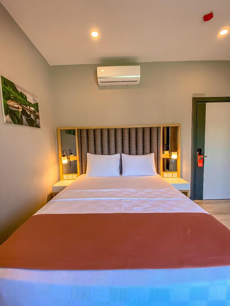 L'opera Deluxe Hotel image