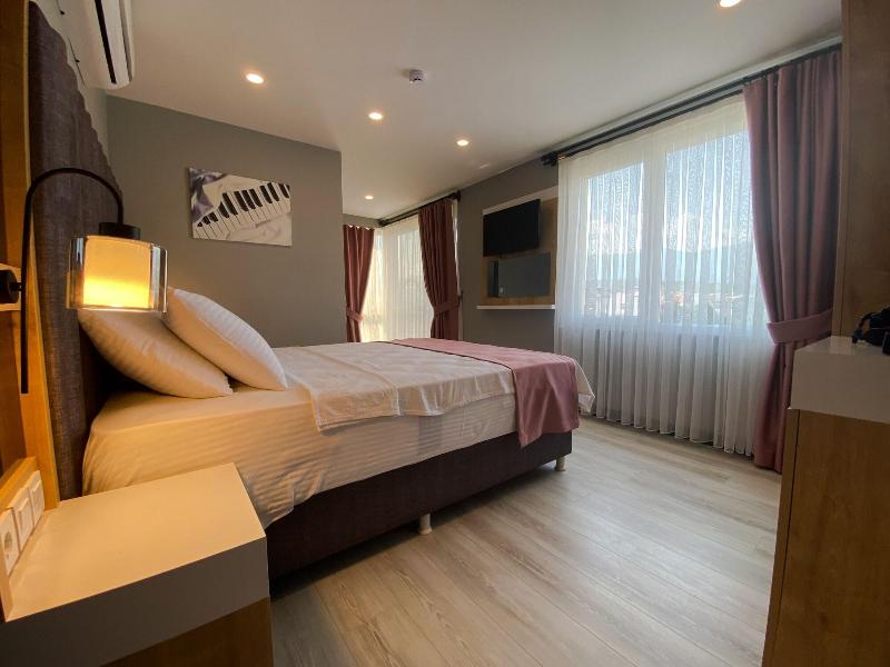 L'opera Deluxe Hotel image