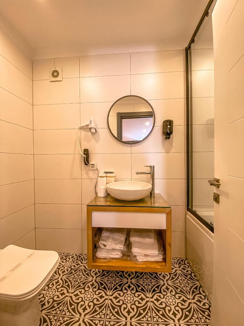 L'opera Deluxe Hotel image