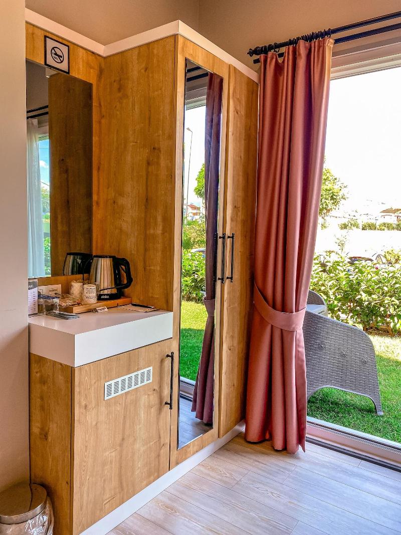L'opera Deluxe Hotel image
