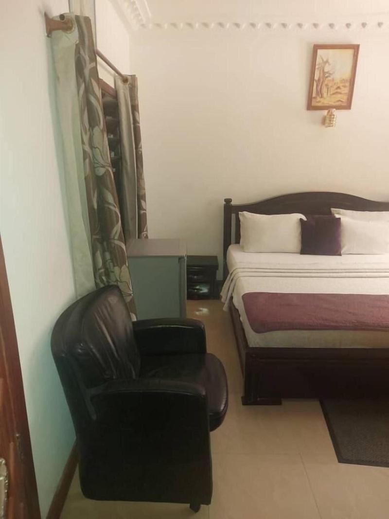 Larosa Executive Guest House image