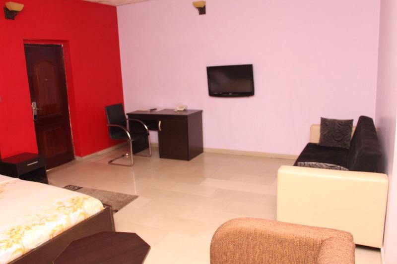 Kriscane Suites Annex — photo 5