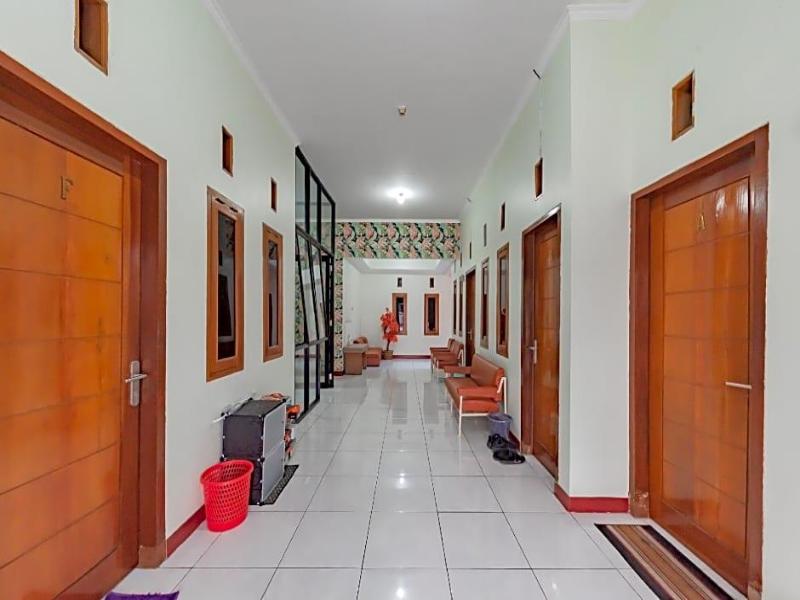 Urbanview Hotel Sunday Cirebon image