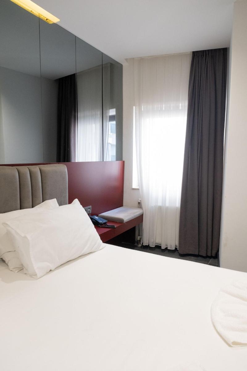 Gytha Hotel Pera image