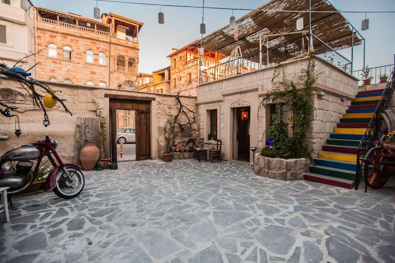 Young Cave Hotel image