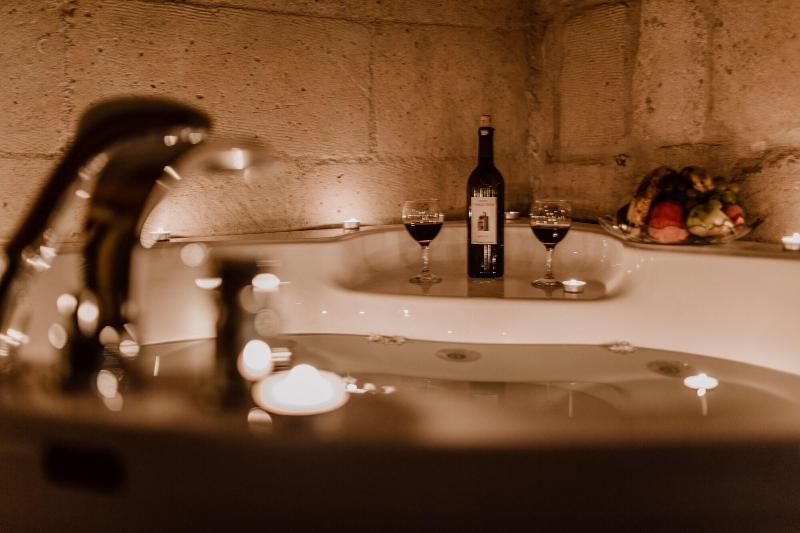 Young Cave Hotel image