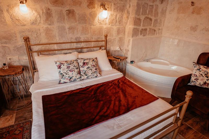 Young Cave Hotel image