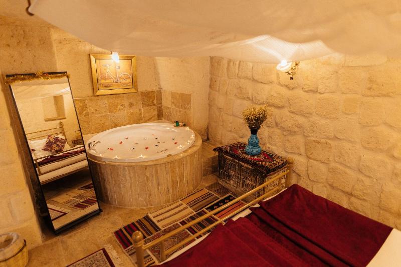 Young Cave Hotel image