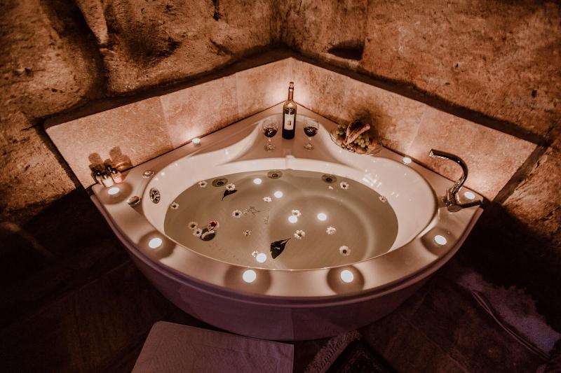 Young Cave Hotel image