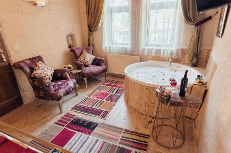 Young Cave Hotel image