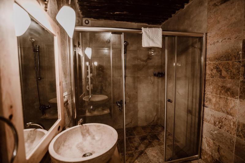 Young Cave Hotel image