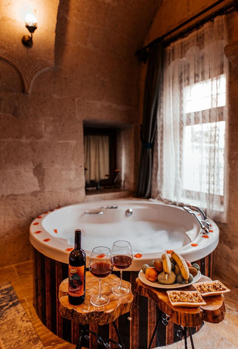 Young Cave Hotel image