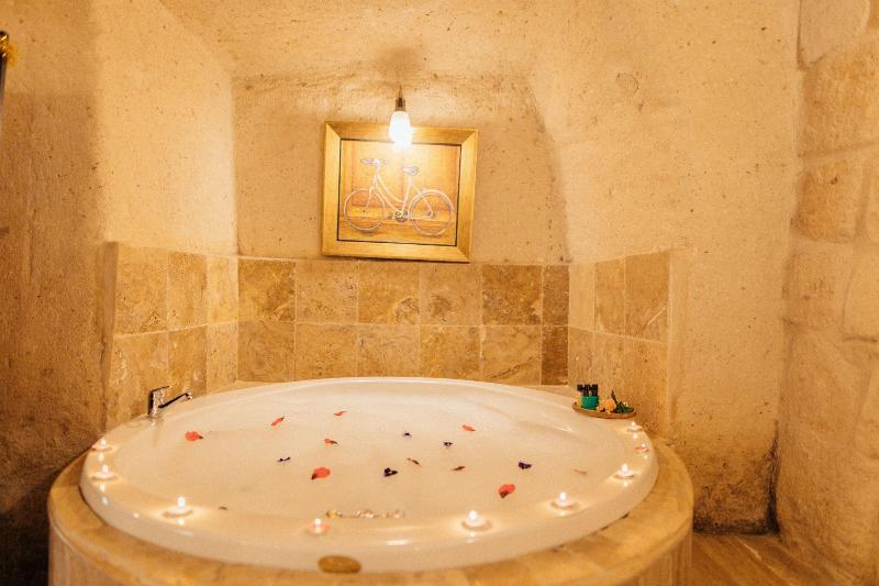 Young Cave Hotel image