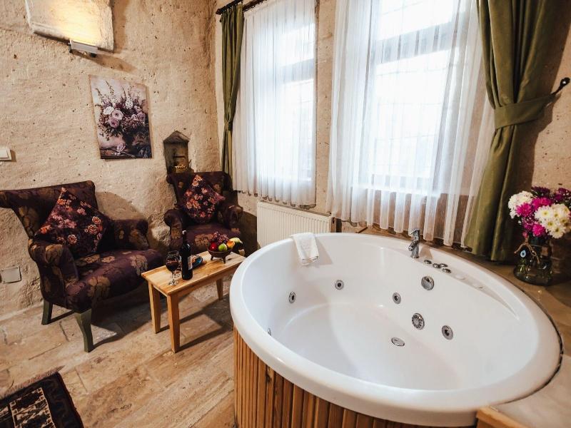 Young Cave Hotel image