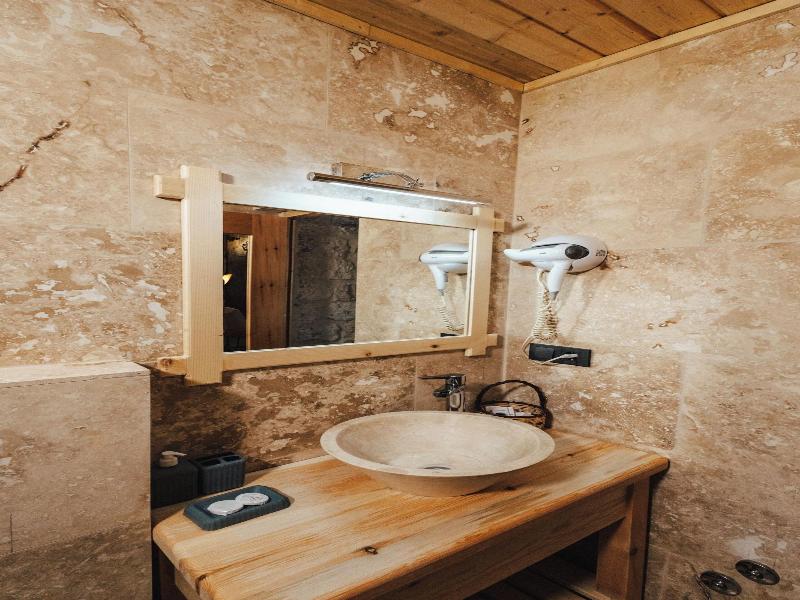 Young Cave Hotel image