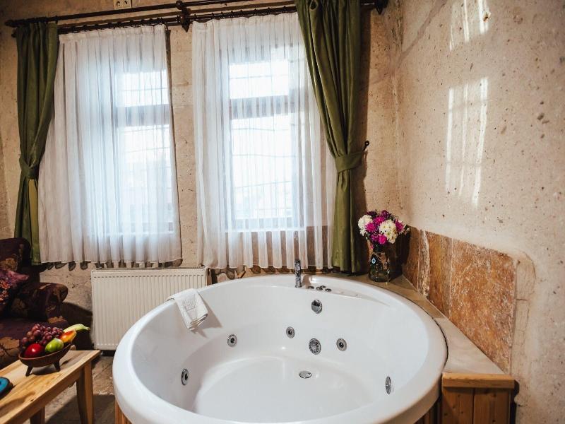 Young Cave Hotel image