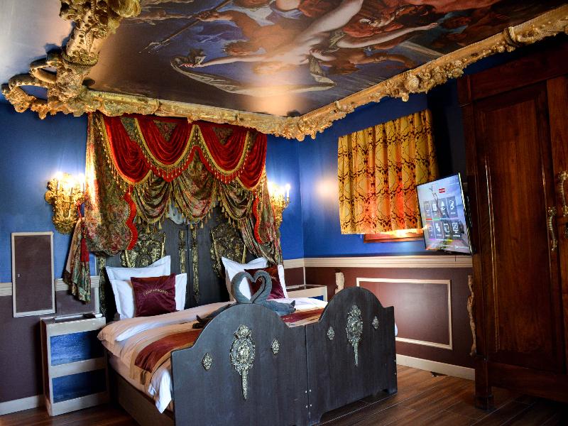Hotel Pirates World image
