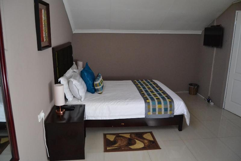 Triple Palms Bed And Breakfast image