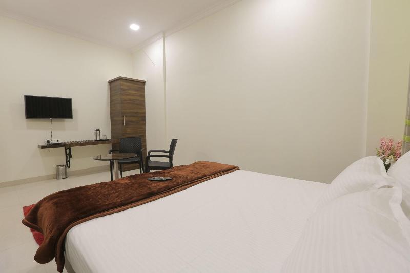 Hotel The Samrat image