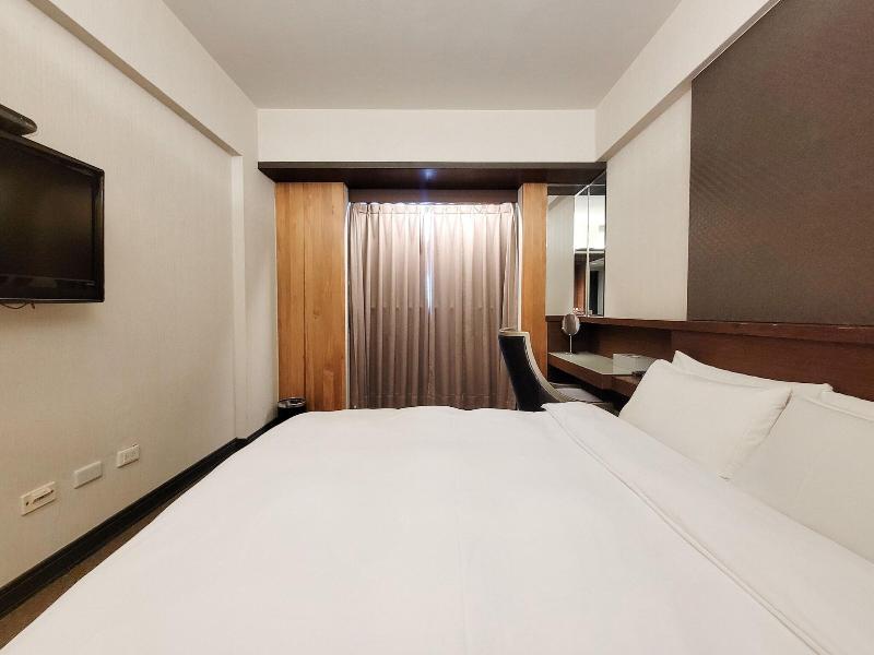 Check Inn Express Taichung Fengchia image