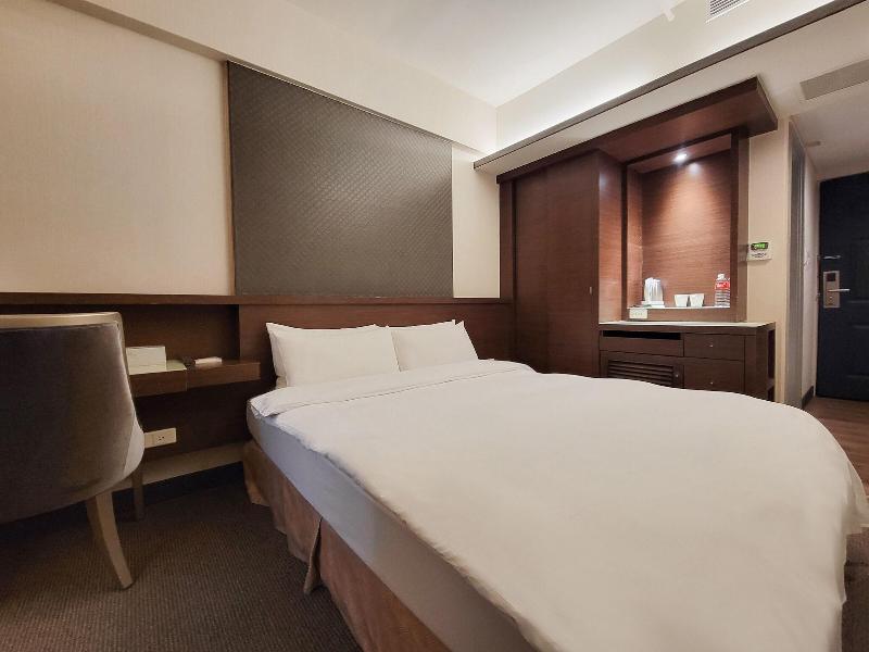 Check Inn Express Taichung Fengchia image