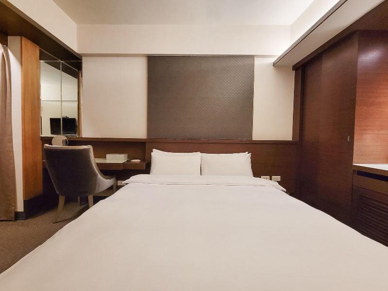 Check Inn Express Taichung Fengchia image
